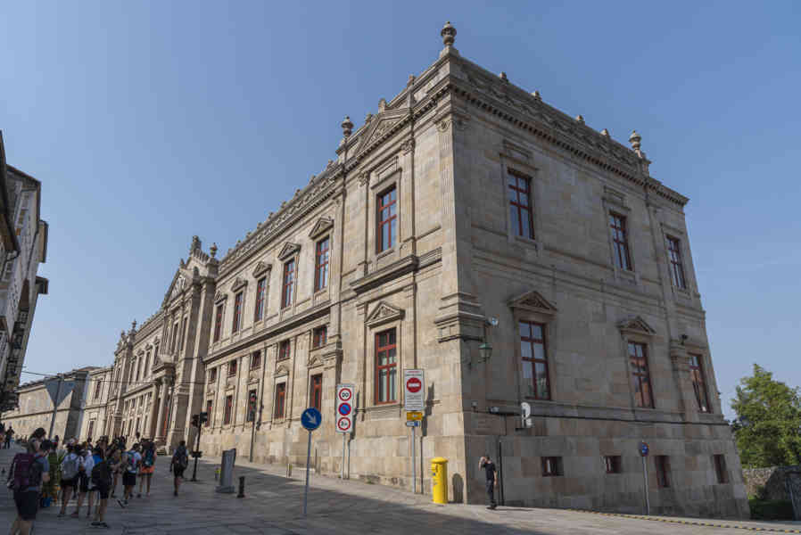 A Coruña 044 - Santiago de Compostela - Facultad de Medicina.jpg
